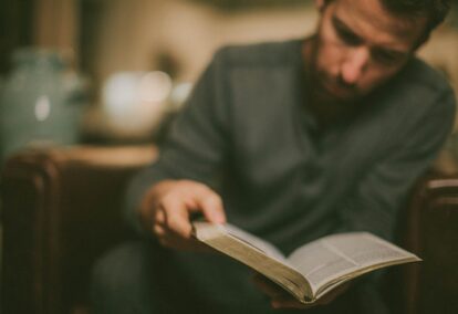 Le cyclisme se vit au bord des routes, à l'écran, mais aussi à travers les livres. Photo : Robert Netzly