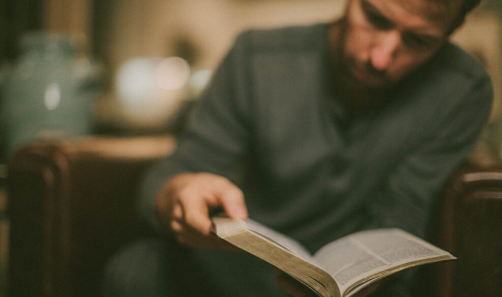 Le cyclisme se vit au bord des routes, à l'écran, mais aussi à travers les livres. Photo : Robert Netzly