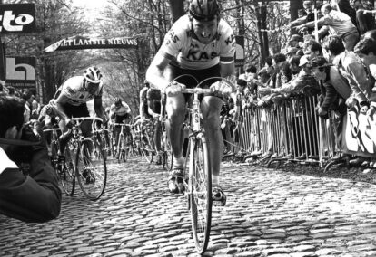 Sean Kelly au sommet du Kemmelberg lors du Ronde 1982.