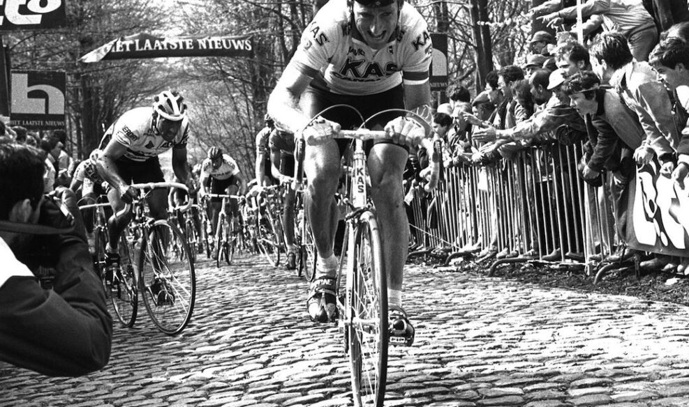 Sean Kelly au sommet du Kemmelberg lors du Ronde 1982.