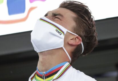 Julian Alaphilippe endosse l'arc-en-ciel, une éternité que la France n'avait pas été sur la plus haute marche. Photo : Alex Whitehead/SWpix.com