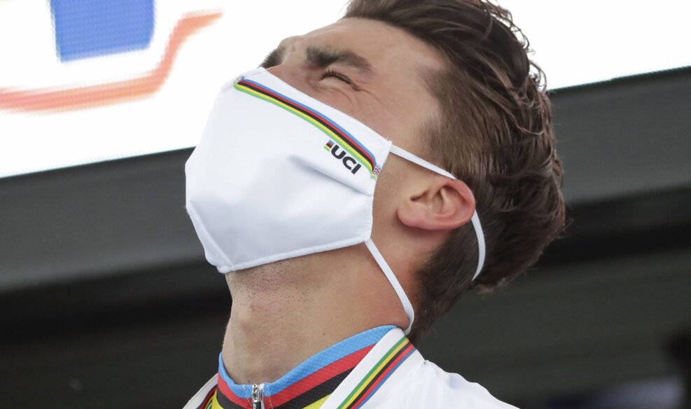 Julian Alaphilippe endosse l'arc-en-ciel, une éternité que la France n'avait pas été sur la plus haute marche. Photo : Alex Whitehead/SWpix.com