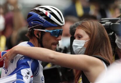 Le staff de la Groupama-FDJ tente de réconforter leur leader, Thibaut Pinot Photo : AFP / Mahe