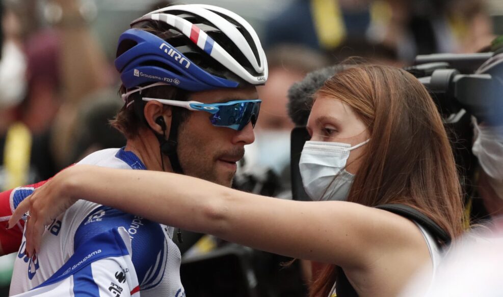Le staff de la Groupama-FDJ tente de réconforter leur leader, Thibaut Pinot Photo : AFP / Mahe