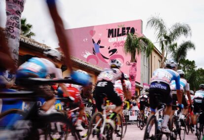 Le peloton arrive sur les terres calabraises, où ont brillé en leur temps Bernard Becaas ou Giuseppe Faraca - Photo RCS Sport