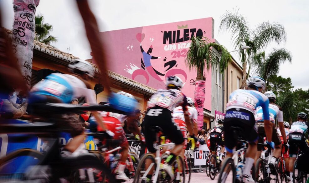 Le peloton arrive sur les terres calabraises, où ont brillé en leur temps Bernard Becaas ou Giuseppe Faraca - Photo RCS Sport