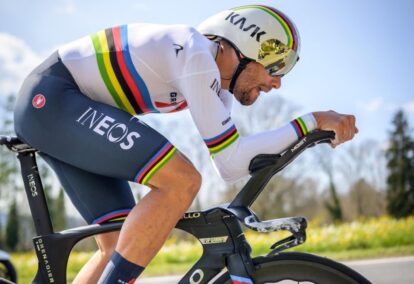 Filippo Ganna lors du chrono du Tirreno avec le maillot arc-en-ciel. Photo : RCS