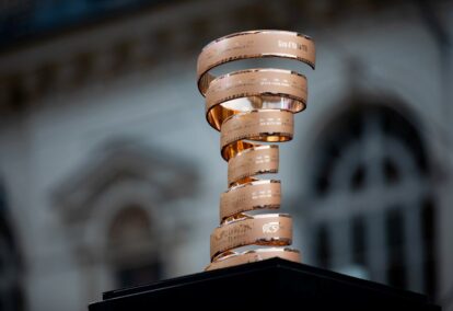 Le trophée du Giro : quel coureur le remportera dans trois semaines à Milan ? Photo : RCS